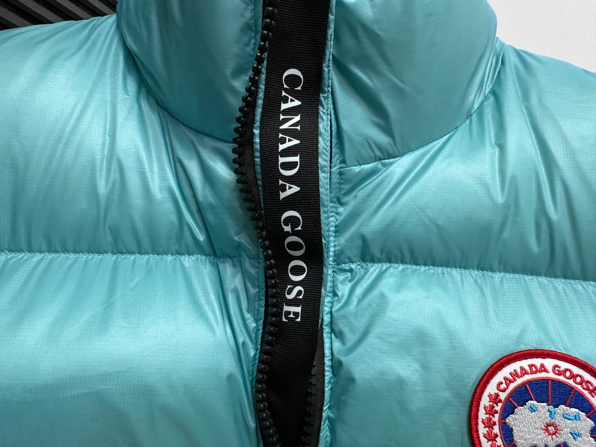 P560 [Canada Goose] Big Goose🦢Puff Down Vest has always been recognized as the warmest down jacket. Various Instagram celebrities, Internet celebrities, and celebrities often wear it for street photos. I make Canada Goose every year, but I still can't get rid of my love for it. No matter how cold the days are, there is no need to be afraid, because there is! Filled with 90% white duck down, it is the legendary warmest down jacket and is known as a must-have for Arctic outdoor sports! The most popular down jacket in the world, celebrities are rushing to buy it, it is a must-have! Size: XS-XL
